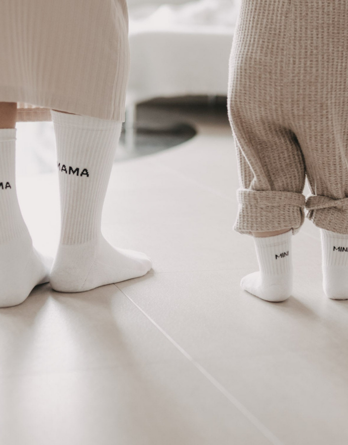 Weiße Socken Mama von Eulenschnitt mit schwarzem Schriftzug und schwarzen Details