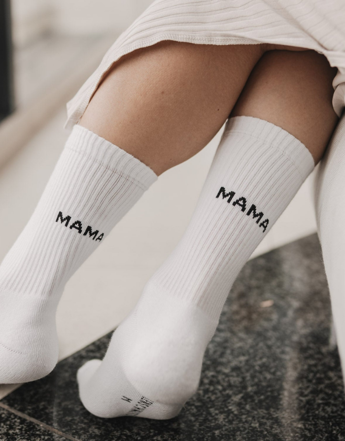 Weiße Socken Mama von Eulenschnitt mit schwarzem Schriftzug und schwarzen Details
