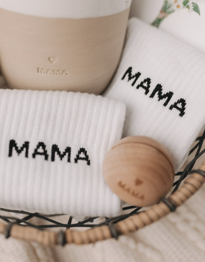 Weiße Socken Mama von Eulenschnitt mit schwarzem Schriftzug und schwarzen Details