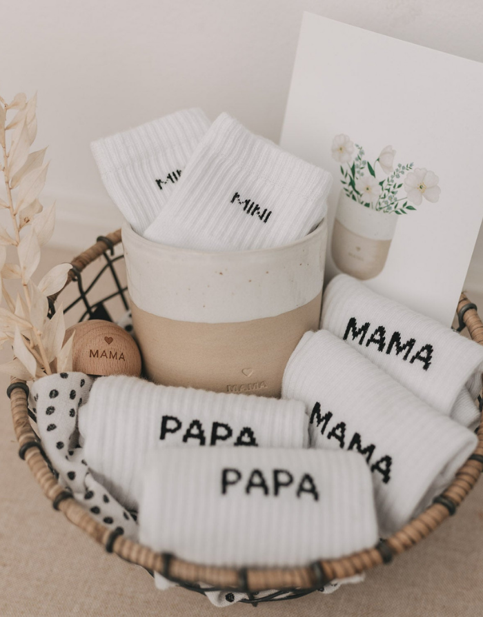 Weiße Socken Mama von Eulenschnitt mit schwarzem Schriftzug und schwarzen Details