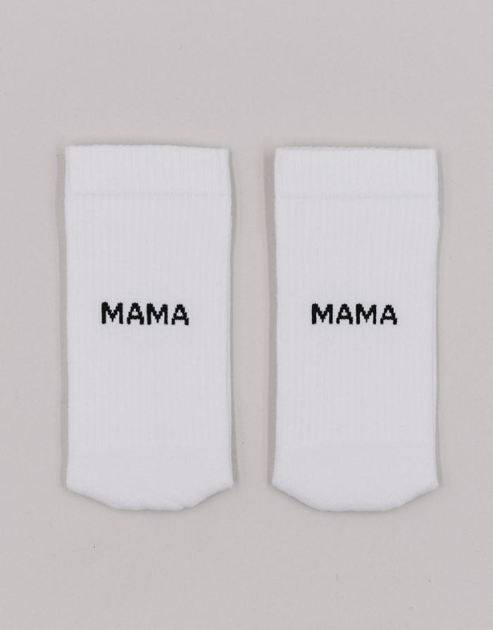 Weiße Socken Mama von Eulenschnitt mit schwarzem Schriftzug und schwarzen Details