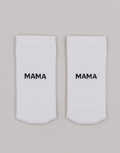Weiße Socken Mama von Eulenschnitt mit schwarzem Schriftzug und schwarzen Details