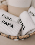 Weiße Socken Papa von Eulenschnitt mit schwarzem Schriftzug und schwarzen Details