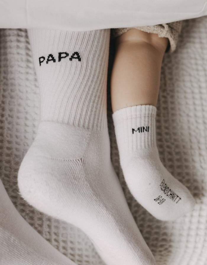 Weiße Socken Papa von Eulenschnitt mit schwarzem Schriftzug und schwarzen Details