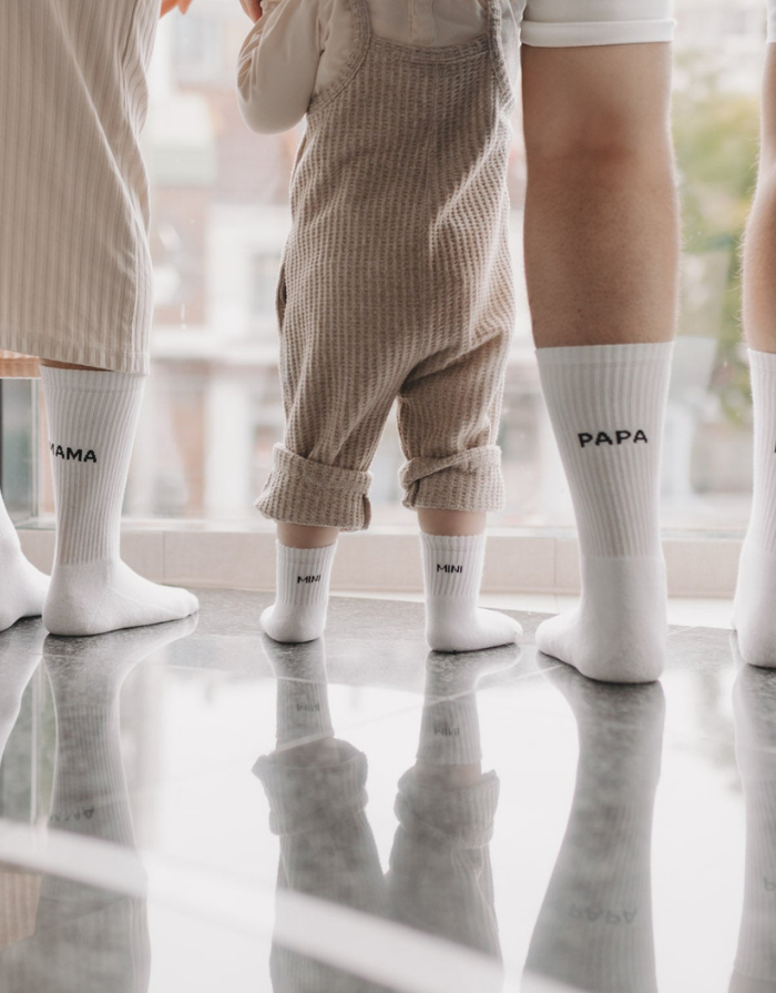 Weiße Socken Papa von Eulenschnitt mit schwarzem Schriftzug und schwarzen Details