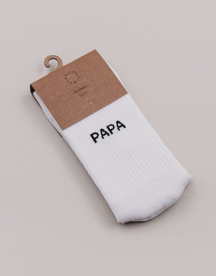 Weiße Socken Papa von Eulenschnitt mit schwarzem Schriftzug und schwarzen Details