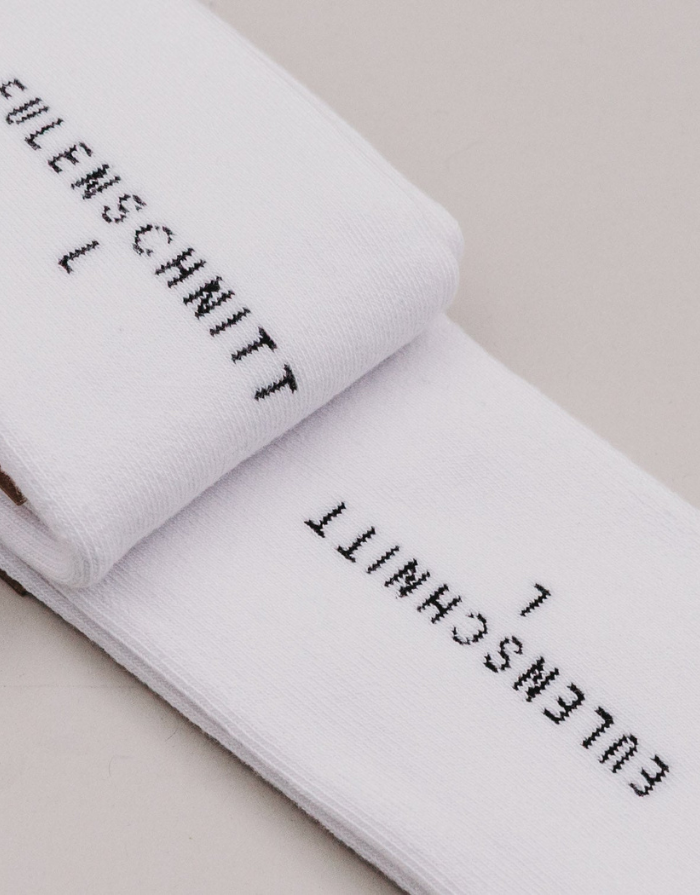 Weiße Socken Papa von Eulenschnitt mit schwarzem Schriftzug und schwarzen Details
