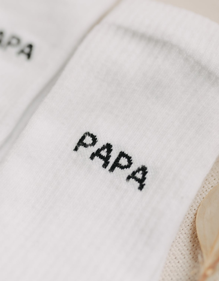 Weiße Socken Papa von Eulenschnitt mit schwarzem Schriftzug und schwarzen Details