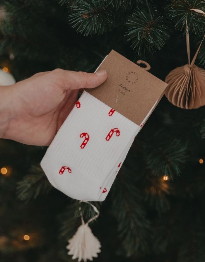 Weiße Socken Zuckerstangen von Eulenschnitt mit gesticktem Zuckerstangen-Motiv, gefertigt aus Bio-Baumwolle, recyceltem Polyamid und Elastan.