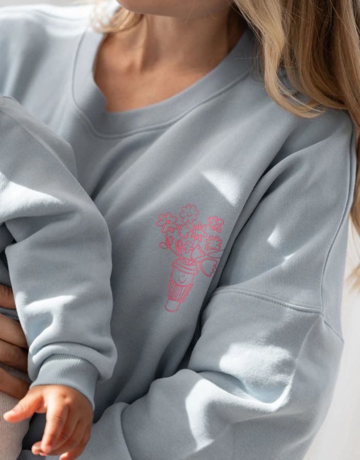 Liliput Sweatshirt Hellblau – Rückseite mit blühender Coffee Cup und Schriftzug