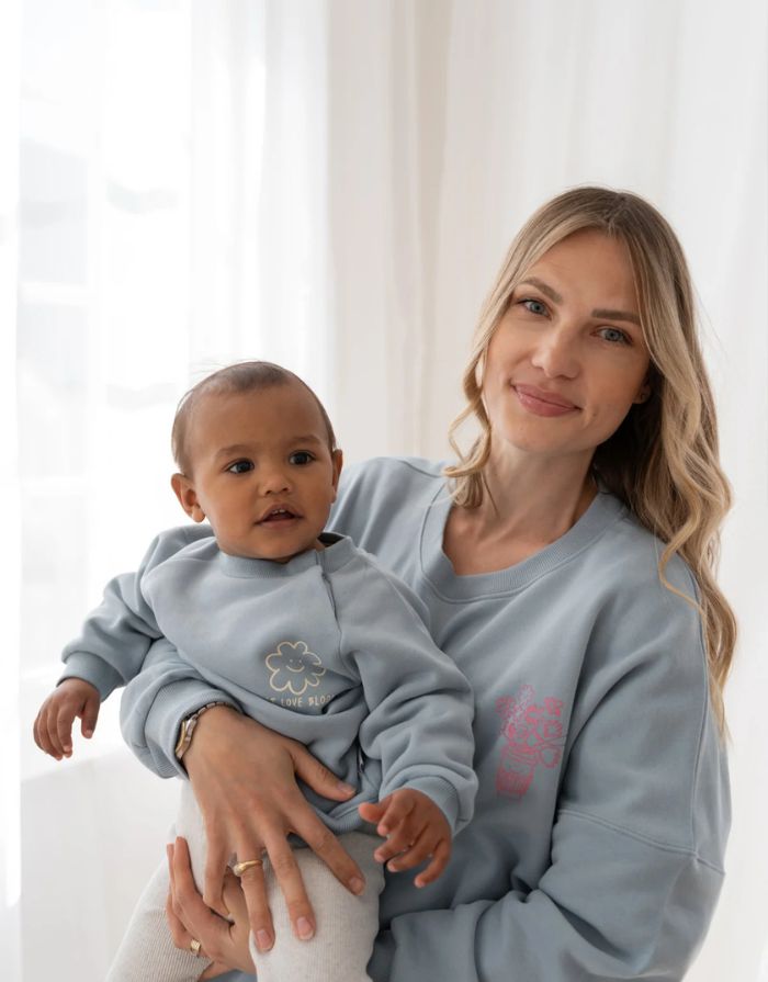 Liliput Sweatshirt Hellblau – Rückseite mit blühender Coffee Cup und Schriftzug