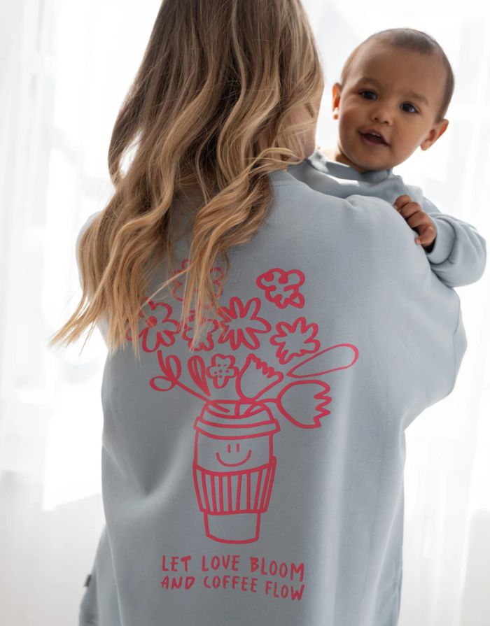 Liliput Sweatshirt Hellblau – Rückseite mit blühender Coffee Cup und Schriftzug