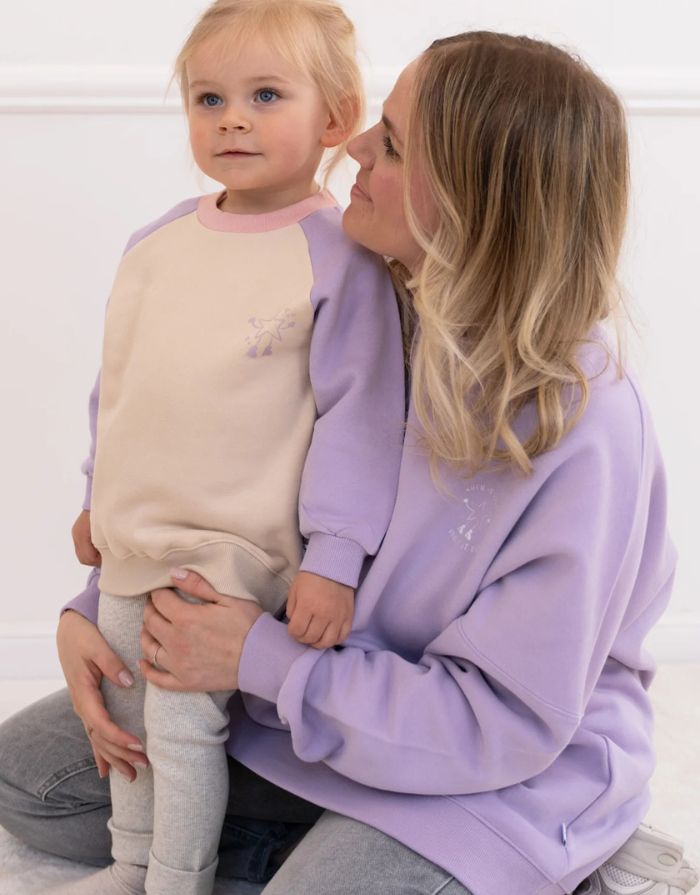 No Sleep Club Sweater Flieder von Liliput – Vorderseite mit tanzendem Sternchen