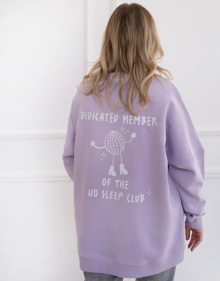 No Sleep Club Sweater Flieder von Liliput – Vorderseite mit tanzendem Sternchen