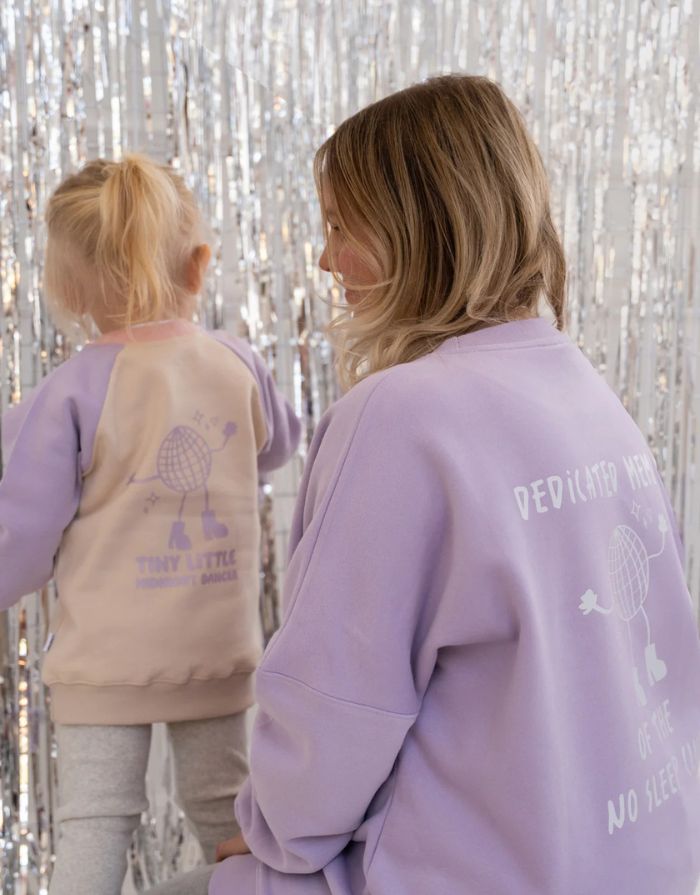 No Sleep Club Sweater Flieder von Liliput – Vorderseite mit tanzendem Sternchen