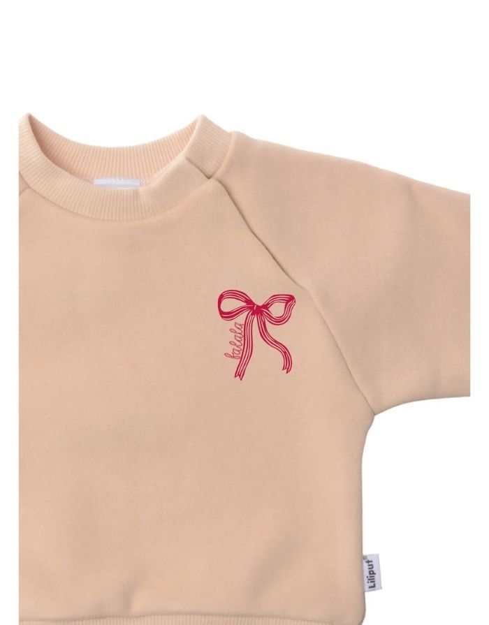 Liliput Sweatshirt Mini Schleife beige mit rotem XMAS-Schleifenprint, Kids-Sweater für Mini & Me Looks.