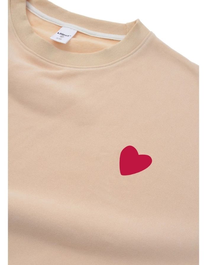 Liliput Sweatshirt Schleife beige mit rotem Herz und Schleifenmotiv „falala“ hinten, Oversized Fit.