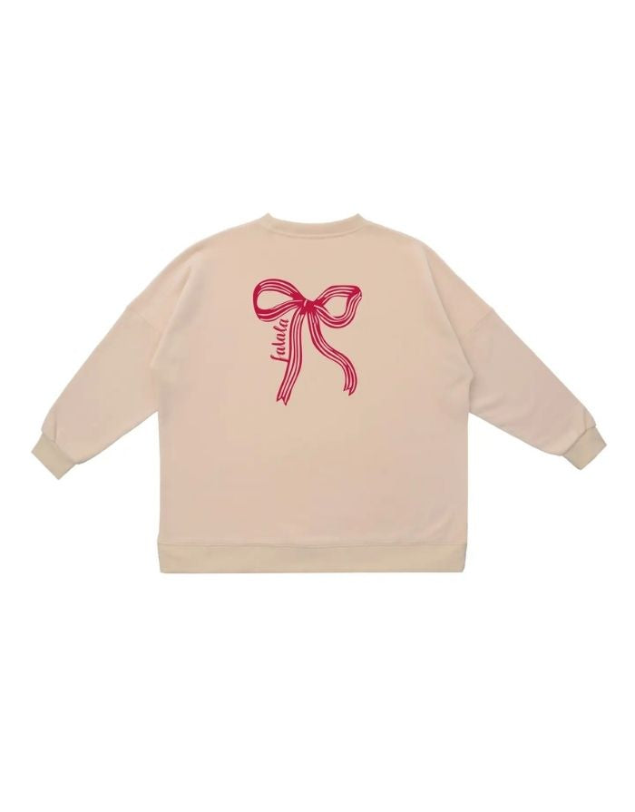Liliput Sweatshirt Schleife beige mit rotem Herz und Schleifenmotiv „falala“ hinten, Oversized Fit.