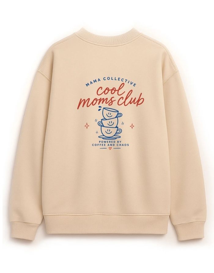 Liliput Cool Moms Club Oversize Sweatshirt für Damen mit Brustprint und großem Rückenprint mit zwei Kaffeetassen und „Powered by Coffee and Chaos“-Schriftzug, von hinten.