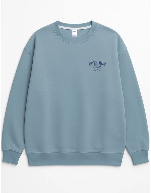  Liliput Boys Mom Club Oversize Sweatshirt für Damen mit dezentem Brustprint und großem Skateboard-Schriftzug auf dem Rücken.
