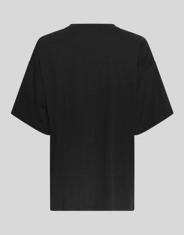 Kinsey Melea T-Shirt von MSCH Copenhagen in Black – oversized Fit, angesetzte Schultern, 100 % Bio-Baumwolle, minimalistisches Basic für entspannte Alltagslooks.