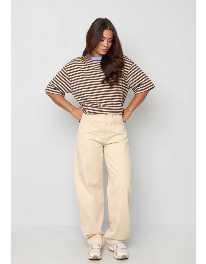 Dunkelbraun gestreiftes Blocked Striped Tee T-Shirt mit blauem Kragen aus Baumwolle mit bequemer Passform für den Alltag von vorne