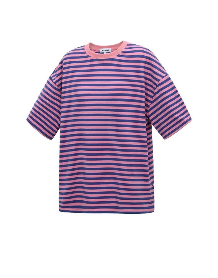 Pink und Blau gestreiftes Blocked Striped Tee T-Shirt aus Baumwolle mit bequemer Passform für den Alltag als Freisteller von der Seite