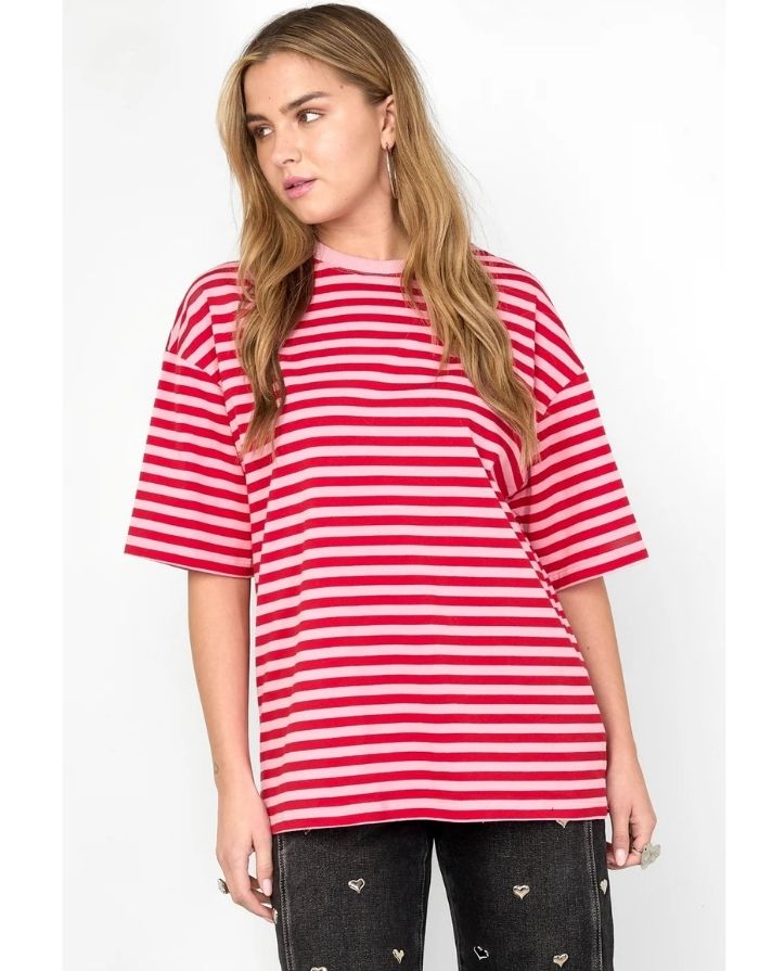  Rosa gestreiftes Blocked Striped Tee T-Shirt aus Baumwolle mit bequemer Passform für den Alltag am Model