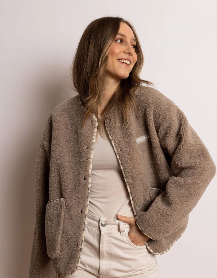  VIVI MARI Teddy Fleecejacke in Mushroom mit Druckknopfleiste und Taschen.