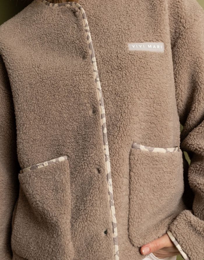  VIVI MARI Teddy Fleecejacke in Mushroom mit Druckknopfleiste und Taschen.