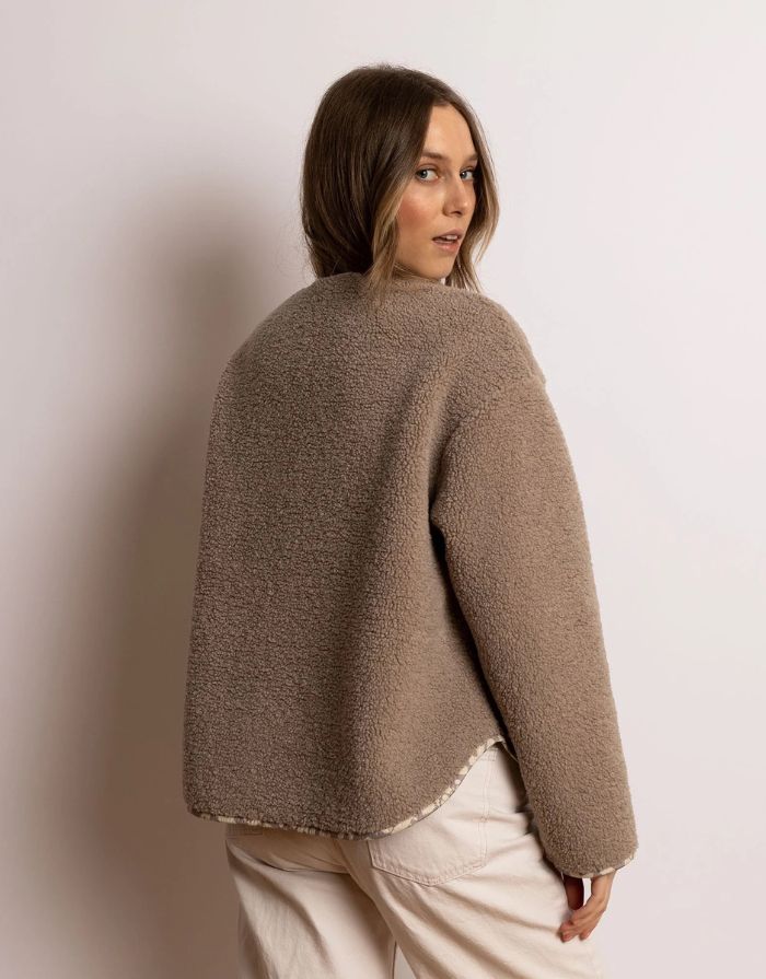  VIVI MARI Teddy Fleecejacke in Mushroom mit Druckknopfleiste und Taschen.