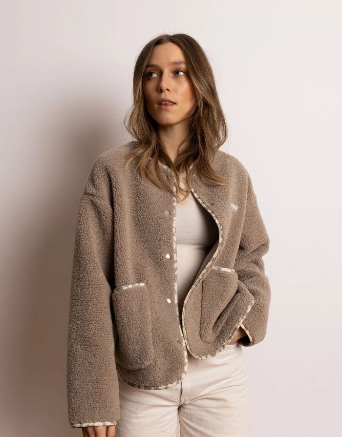  VIVI MARI Teddy Fleecejacke in Mushroom mit Druckknopfleiste und Taschen.