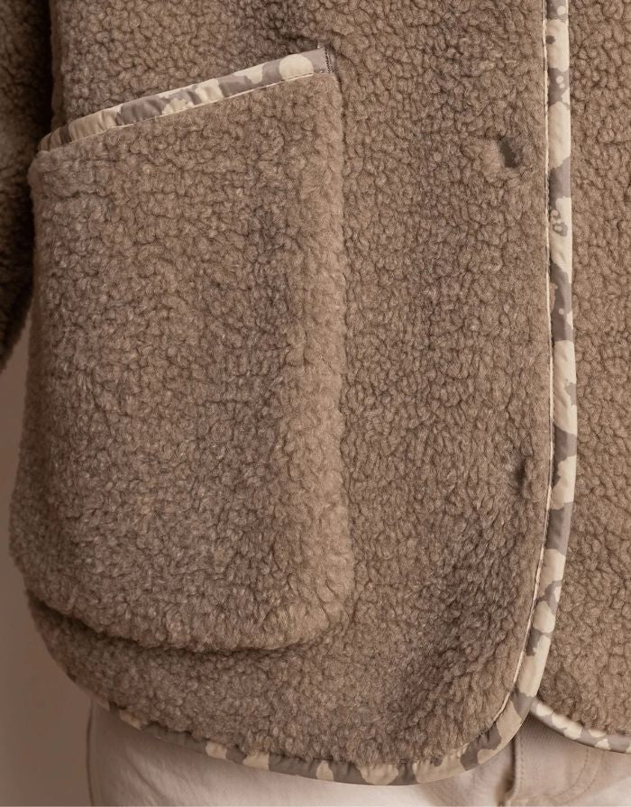  VIVI MARI Teddy Fleecejacke in Mushroom mit Druckknopfleiste und Taschen.