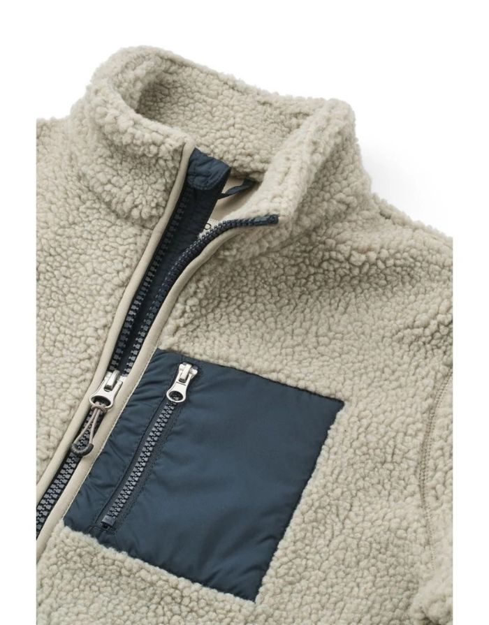 Liewood Nelson Fleecejacke Mist für Erwachsene mit Stehkragen und Fronttaschen aus recyceltem Polyester.
