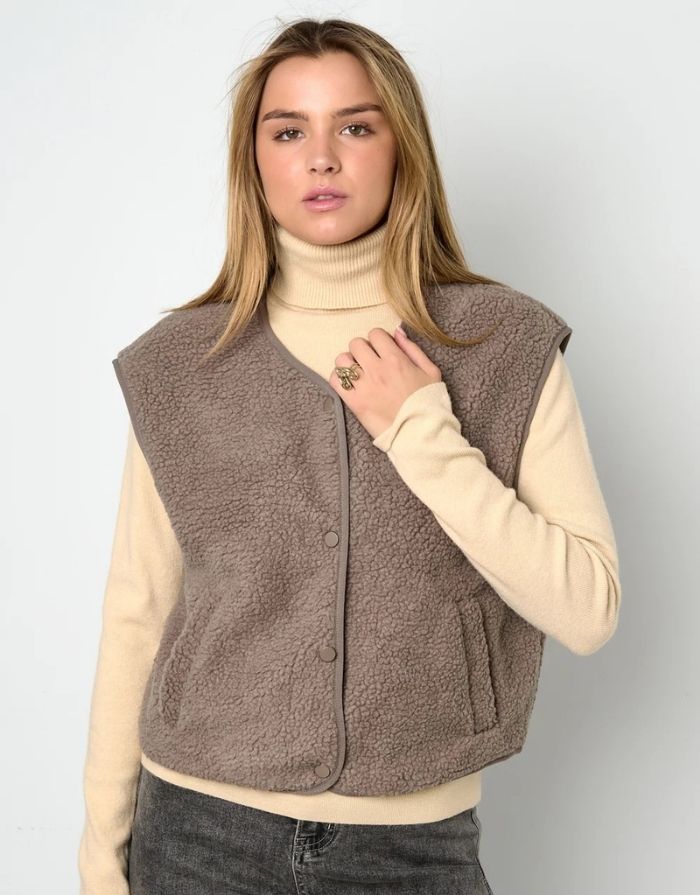 Nordlykk Teddyweste für Damen in Coffee Brown, ärmellose Weste aus Polyester mit Fronttaschen und minimalistischer Passform