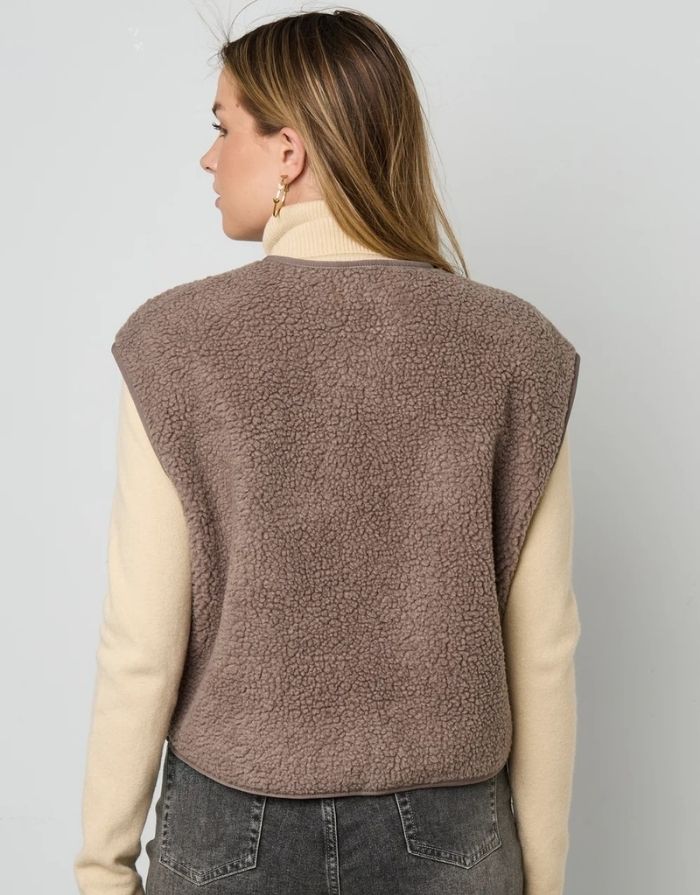 Nordlykk Teddyweste für Damen in Coffee Brown, ärmellose Weste aus Polyester mit Fronttaschen und minimalistischer Passform