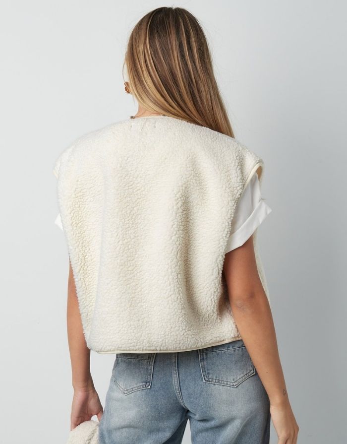 Nordlykk Teddyweste für Damen in Off-White, ärmellose Weste aus Polyester mit Fronttaschen und minimalistischer Passform