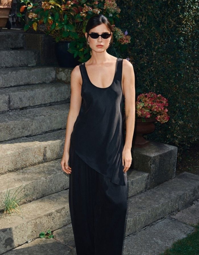 Schwarzes asymmetrisches Top Molie in Schwarz von MSCH Copenhagen mit Rundhalsausschnitt, breiten Trägern und fließender Silhouette am Model