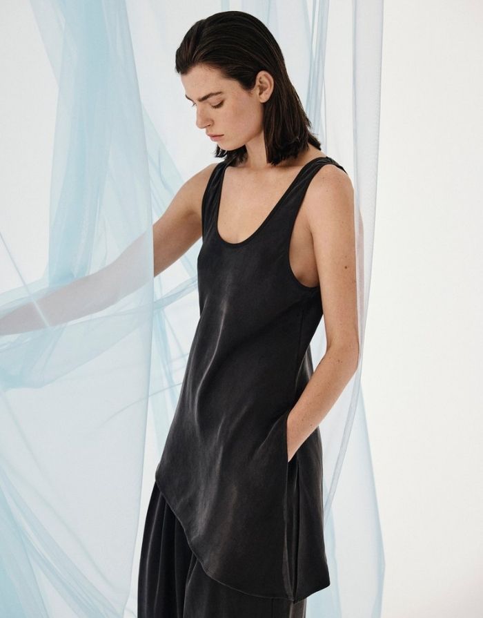 Schwarzes asymmetrisches Top Molie in Schwarz von MSCH Copenhagen mit Rundhalsausschnitt, breiten Trägern und fließender Silhouette.