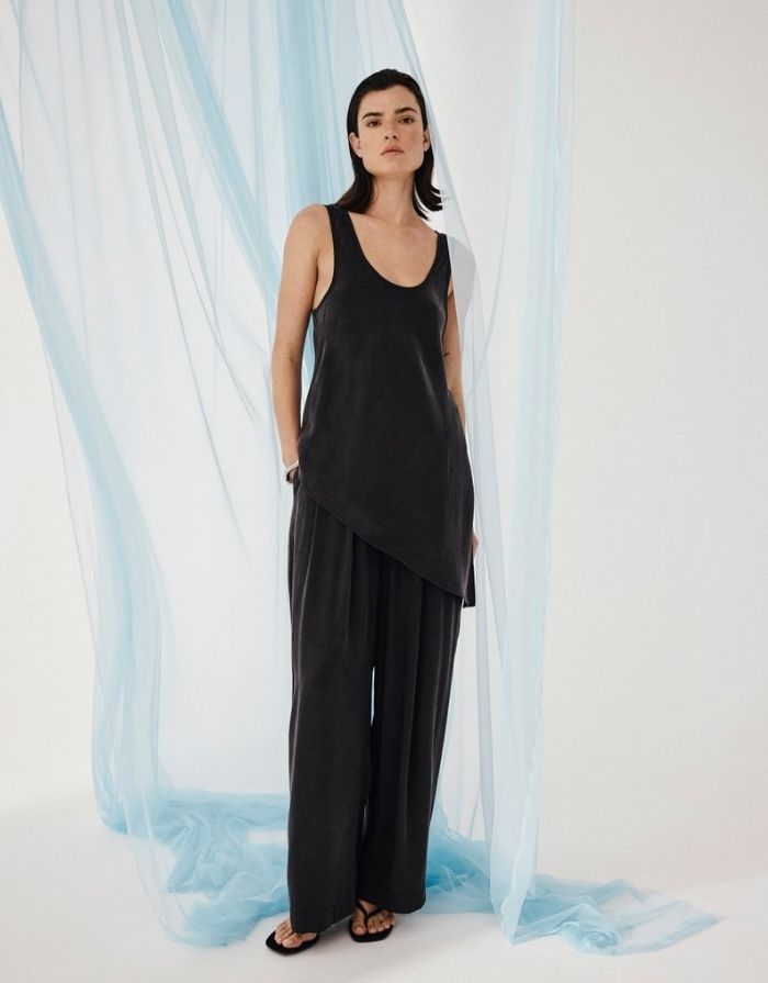 Schwarzes asymmetrisches Top Molie in Schwarz von MSCH Copenhagen mit Rundhalsausschnitt, breiten Trägern und fließender Silhouette.