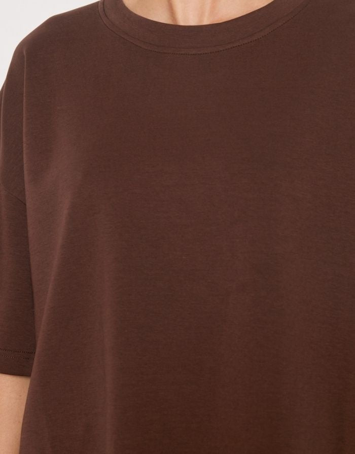 Braunes Basic T-Shirt mit klassischem Schnitt.