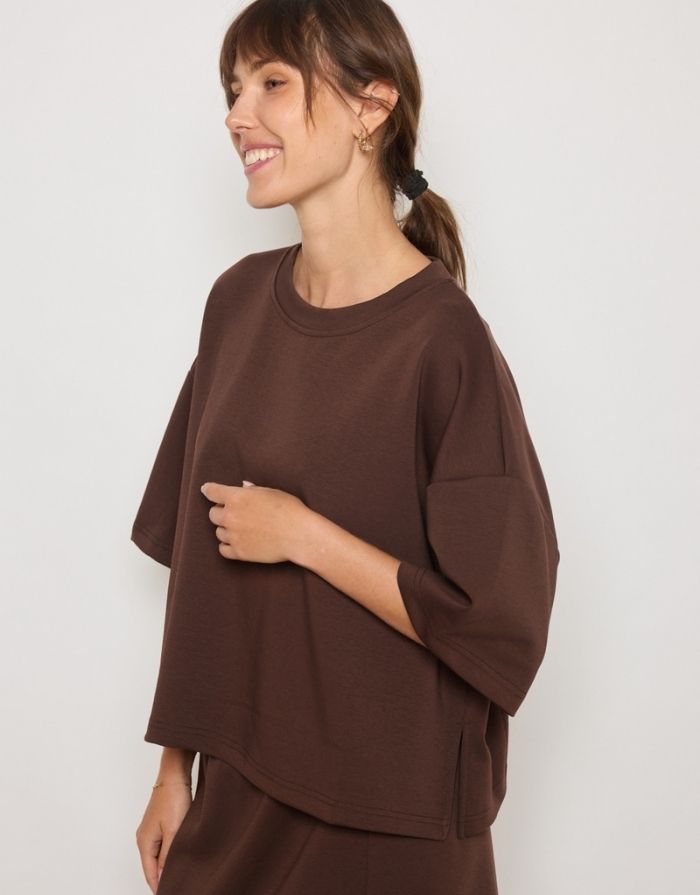  Braunes Basic T-Shirt mit klassischem Schnitt.