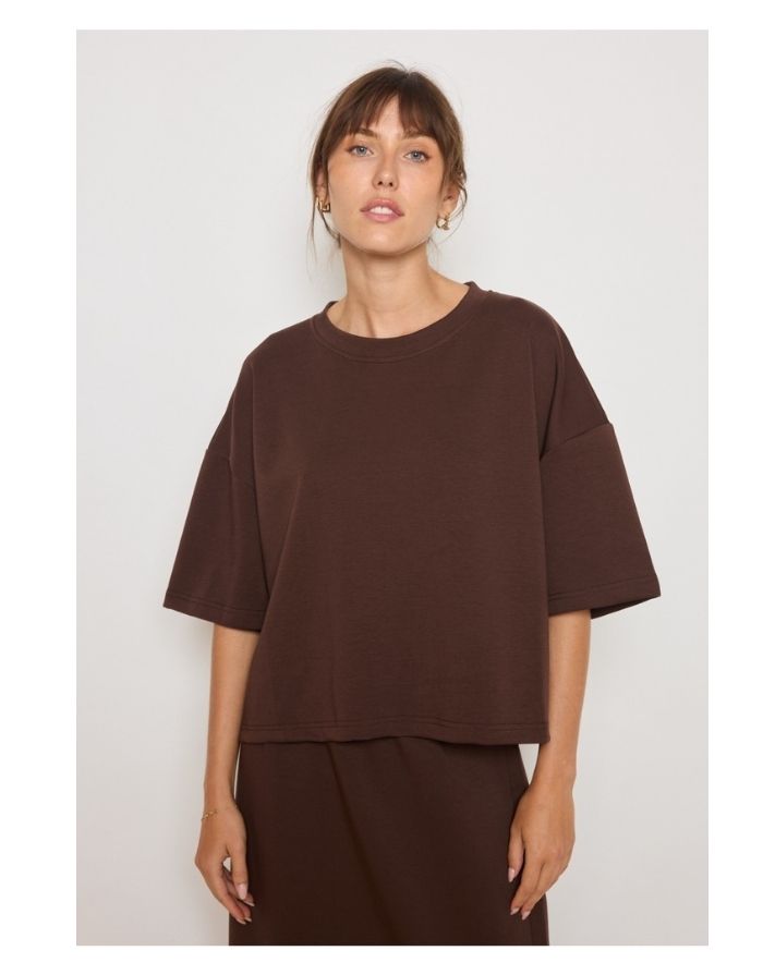  Braunes Basic T-Shirt mit klassischem Schnitt.