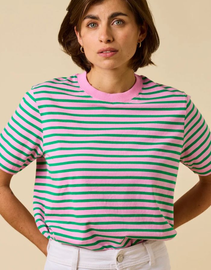 Popeia T-Shirt aus Bio-Baumwolle in Pink und Grün gestreift mit relaxed Fit und „Kindness“-Detail im Nacken.