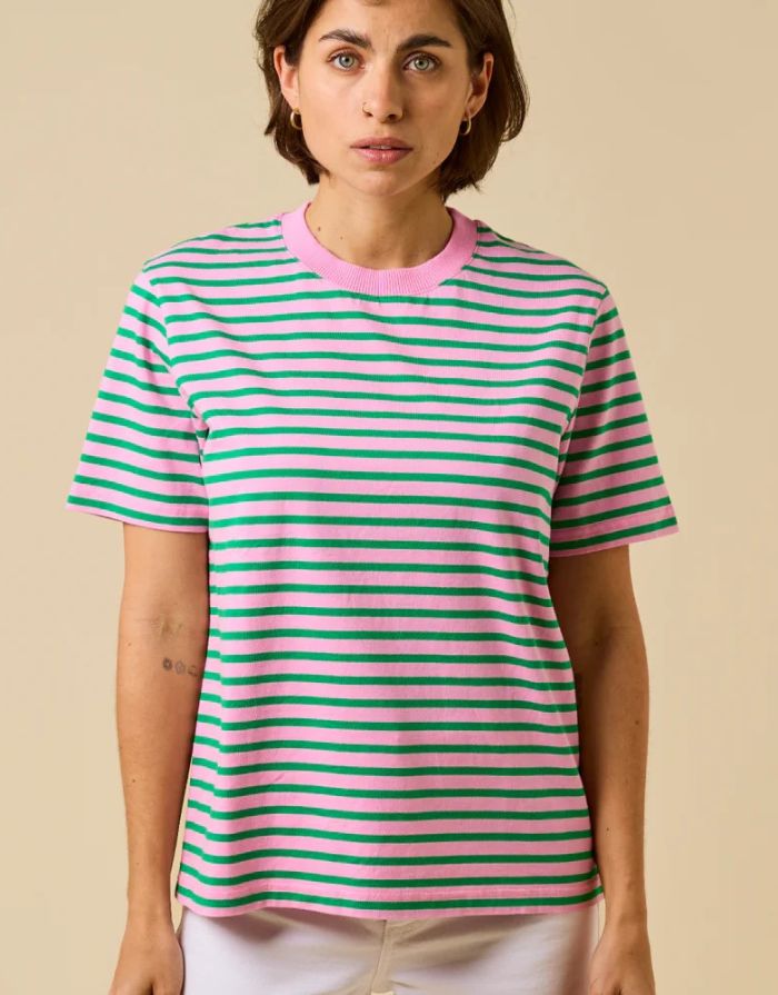 Popeia T-Shirt aus Bio-Baumwolle in Pink und Grün gestreift mit relaxed Fit und „Kindness“-Detail im Nacken.