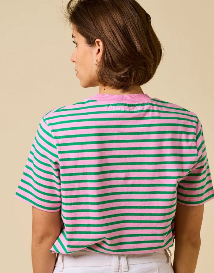 Popeia T-Shirt aus Bio-Baumwolle in Pink und Grün gestreift mit relaxed Fit und „Kindness“-Detail im Nacken.