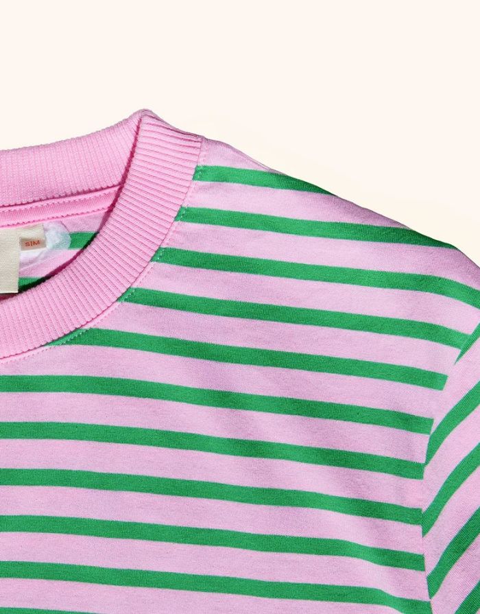 Popeia T-Shirt aus Bio-Baumwolle in Pink und Grün gestreift mit relaxed Fit und „Kindness“-Detail im Nacken.
