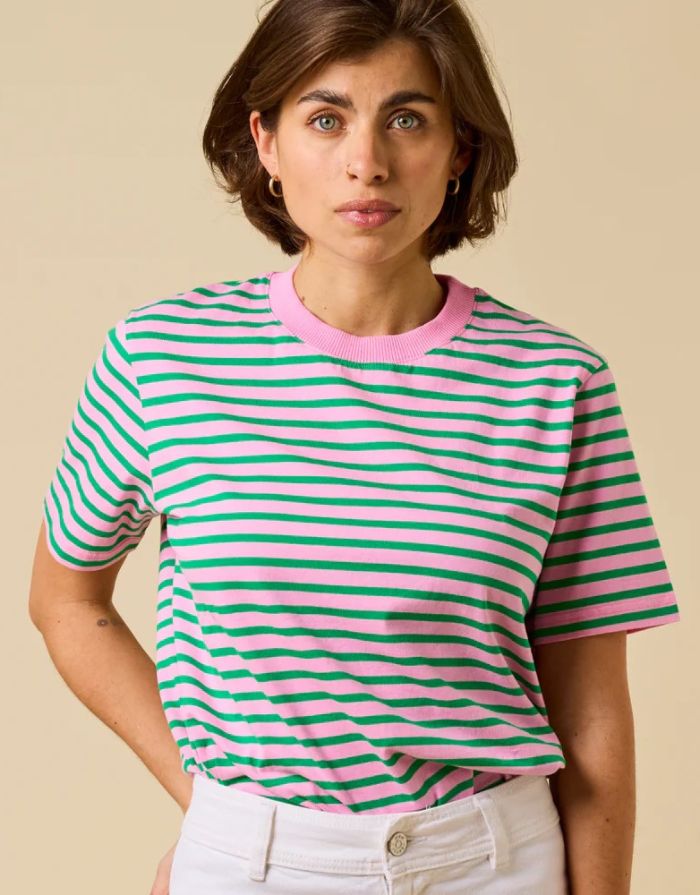 Popeia T-Shirt aus Bio-Baumwolle in Pink und Grün gestreift mit relaxed Fit und „Kindness“-Detail im Nacken.
