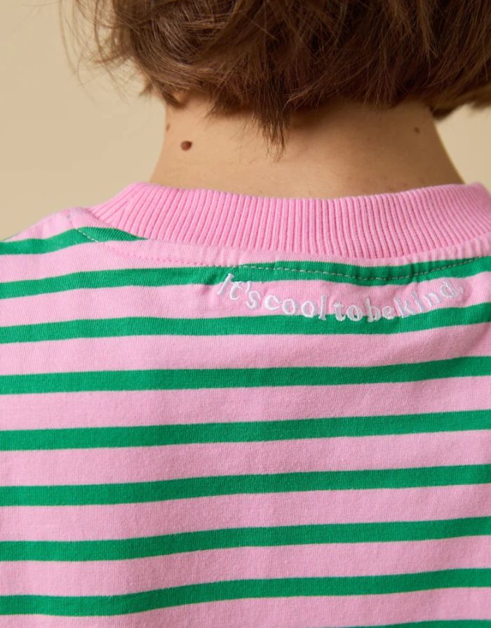 Popeia T-Shirt aus Bio-Baumwolle in Pink und Grün gestreift mit relaxed Fit und „Kindness“-Detail im Nacken.