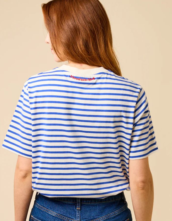 POPEIA T-Shirt in Königsblau/Off-White, Relaxed Fit aus 100 % Bio-Baumwolle, breiter Kragen, Detail im Nacken, nachhaltig produziert in Portugal